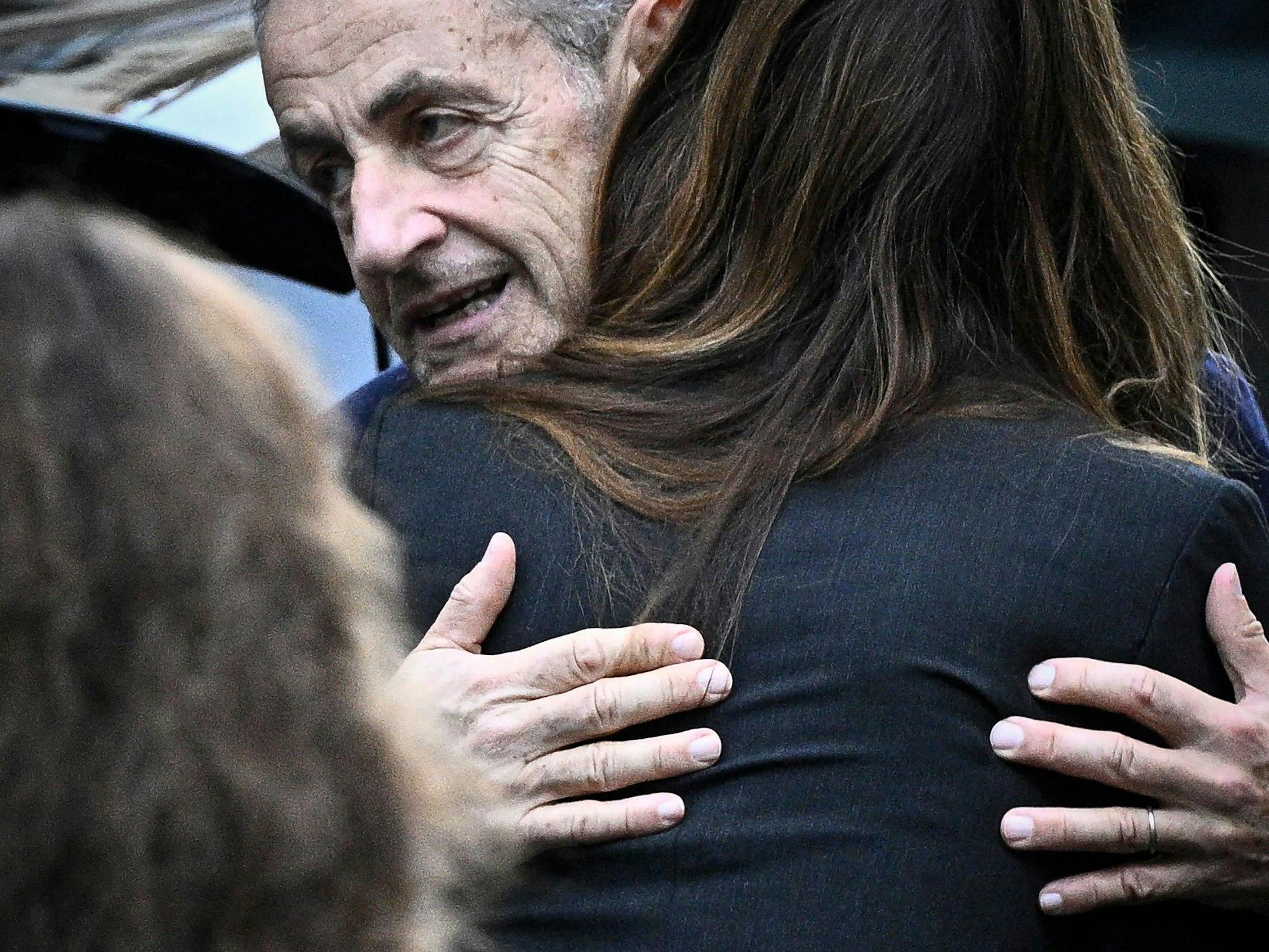 Frankreichs Ex-Präsident Nicolas Sarkozy umarmt seine Frau, Carla Bruni-Sarkozy, kurz bevor er sich in Paris dem Gefängnis La Sante vorstellt.