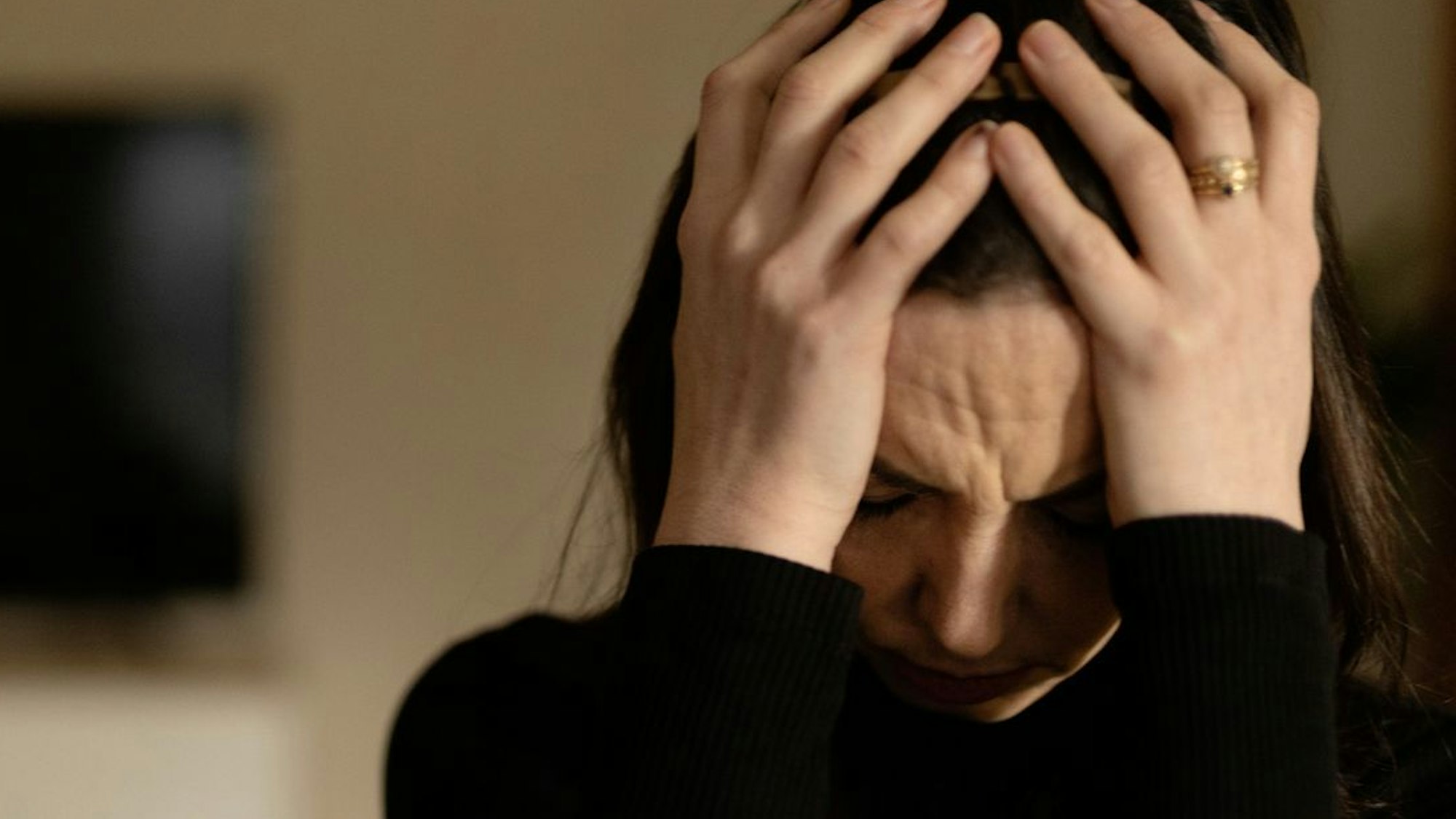 Michelle (33) leidet an Depressionen. „Ich kämpfe. Jeden Tag“, sagt sie in der ZDF-Reportage „37°: Kampf im Kopf: Leben mit Depression“. (Bild: ZDF/Simon Koy)