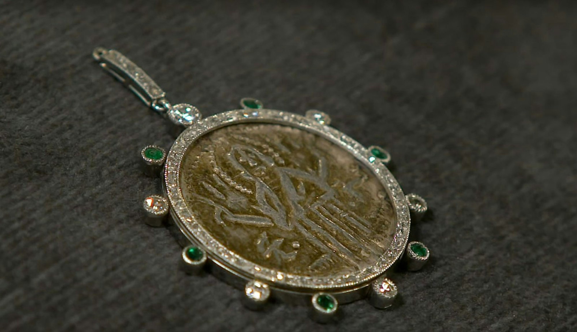 Die Platin-Zarge mit 12 Diamanten wurde viel später gemacht, aber die Münze stammt aus dem 2. bulgarischen Kaiserreich. Sie zeigt, sagt Lessmann, Zar Ivan Alexander und dessen Sohn Michael IV. Die Münze war eine Umlaufmünze, es wurde also wirklich damals damit bezahlt. Deshalb ist sie auch nicht allzu selten. Das drückt die Expertise auf „nur“ 550 Euro. (Bild: ZDF)