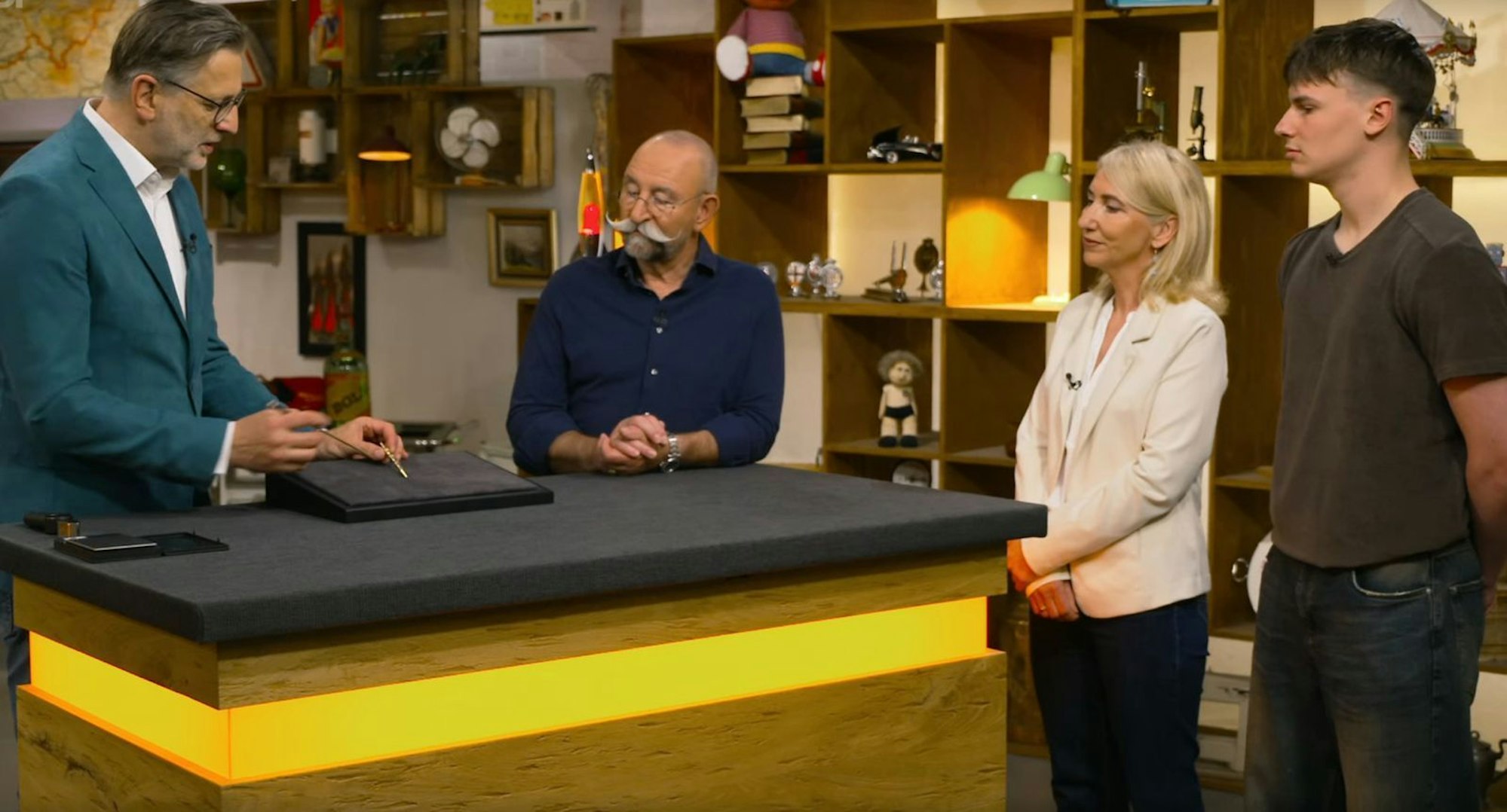 Jahrelang lag der goldene Kugelschreiber unbeachtet in einer Schublade. Jetzt legen ihn Silke Marks und ihr Sohn Vincent bei Horst und Experte Detlev Kümmel vor. Mit einem erstaunten „Leck misch de Söck“ erkennt Horst gleich das Besondere. Kümmel bestätigt: „14 Karat Gold, 585er-Legierung, von Designer Louis Tamis entworfen, von Tiffany in New York verkauft.“ (Bild: ZDF)
