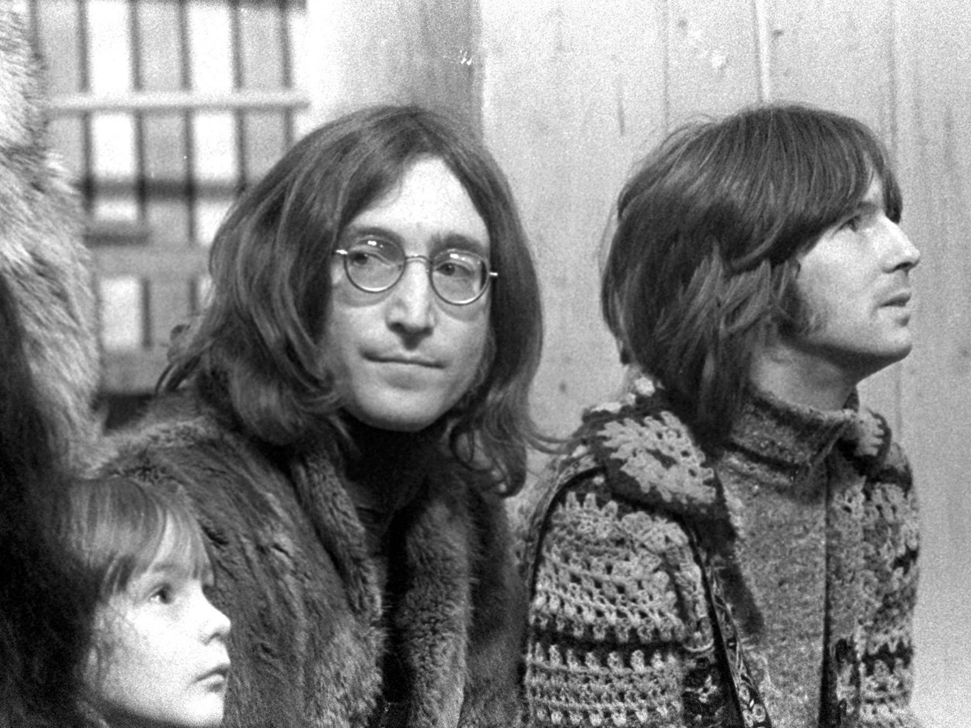 Musik-Legende John Lennon schaut skeptisch