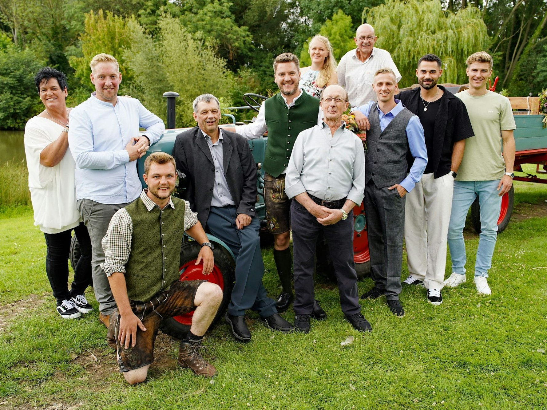 Bauernreporter Ralf Herrmann (M.) mit zehn der insgesamt 13 Bäuerinnen und Bauern der aktuellen Staffel beim Scheunenfest.