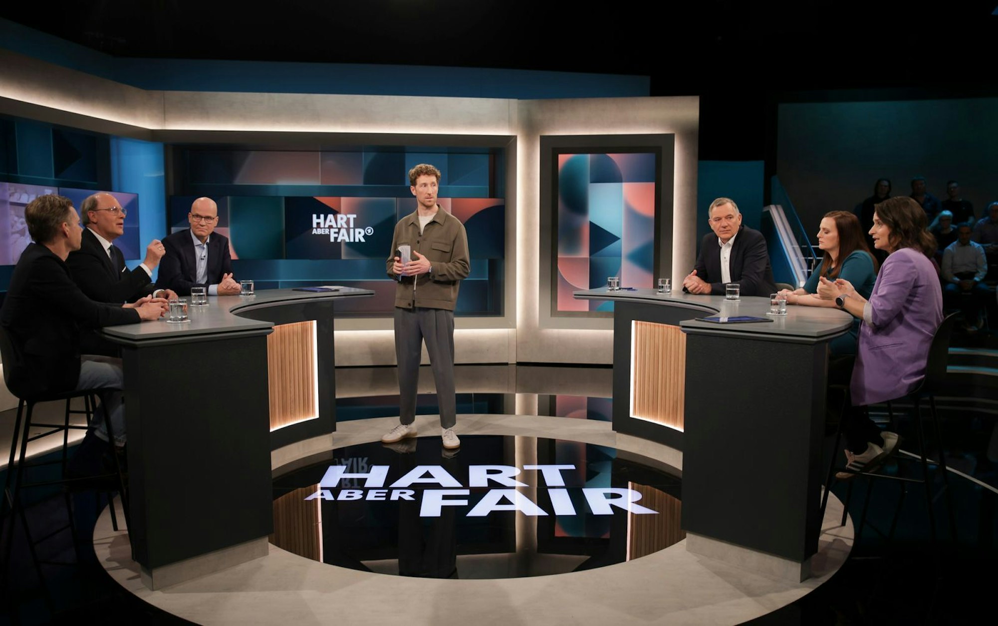 „Was tun gegen die steigenden Preise?“ Louis Klamroth suchte nach Antworten - auf dem Parkplatz vorm Discounter, im Supermarkt und im TV-Studio. (Bild: WDR/Dirk Borm)