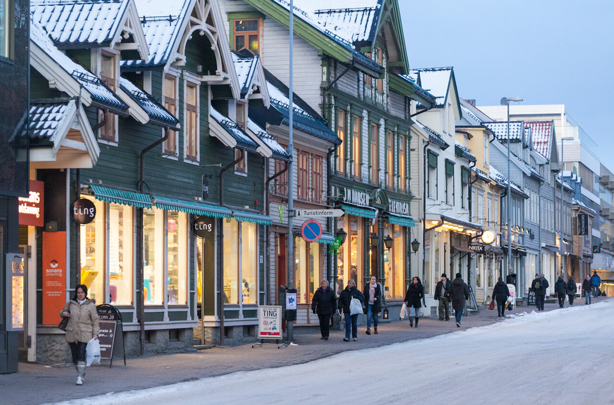 Das Bild zeigt eine Einkaufsstraße der norwegischen Stadt Tromsø im Winter.
