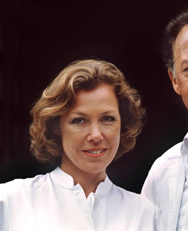 Klausjürgen Wussow als Professor Brinkmann mit Gaby Dohm als Schwester Christa in der ZDF-Serie „Die Schwarzwaldklinik“.