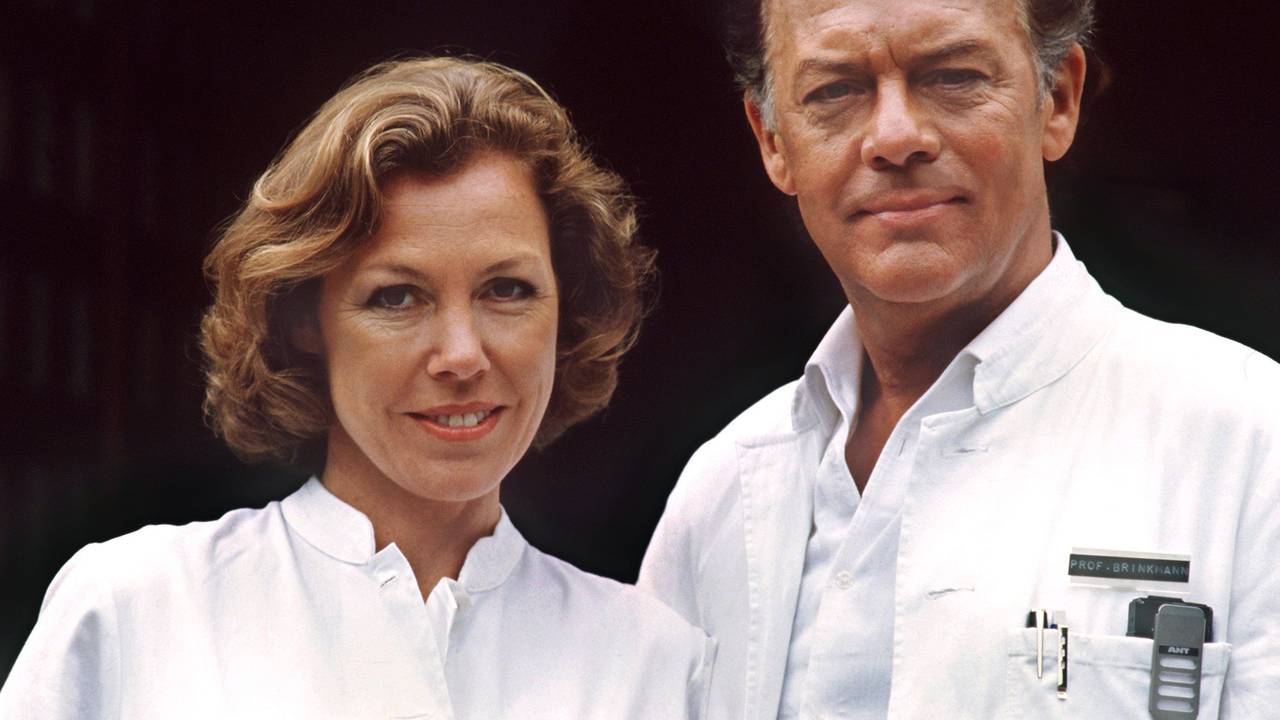 Klausjürgen Wussow als Professor Brinkmann mit Gaby Dohm als Schwester Christa in der ZDF-Serie „Die Schwarzwaldklinik“.