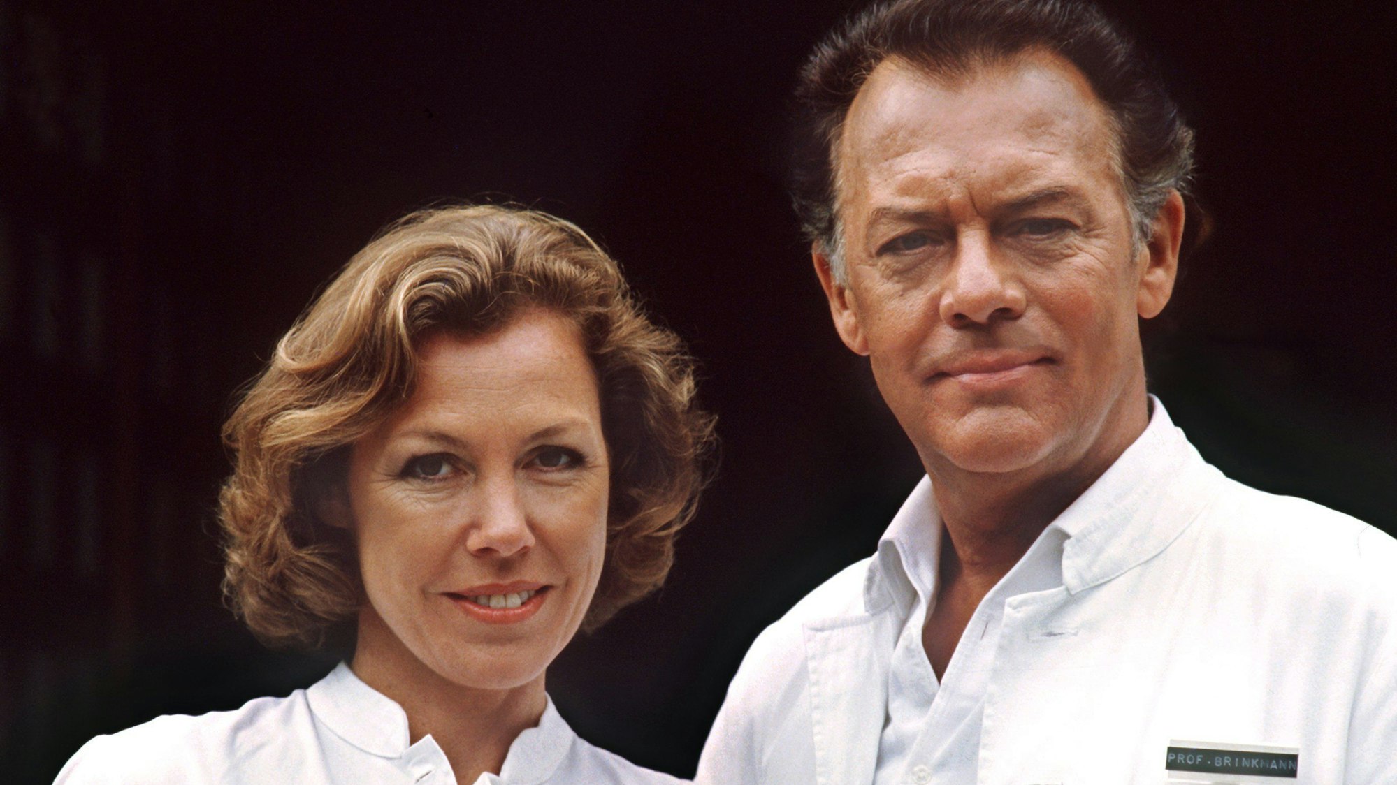 Klausjürgen Wussow als Professor Brinkmann mit Gaby Dohm als Schwester Christa in der ZDF-Serie „Die Schwarzwaldklinik“.