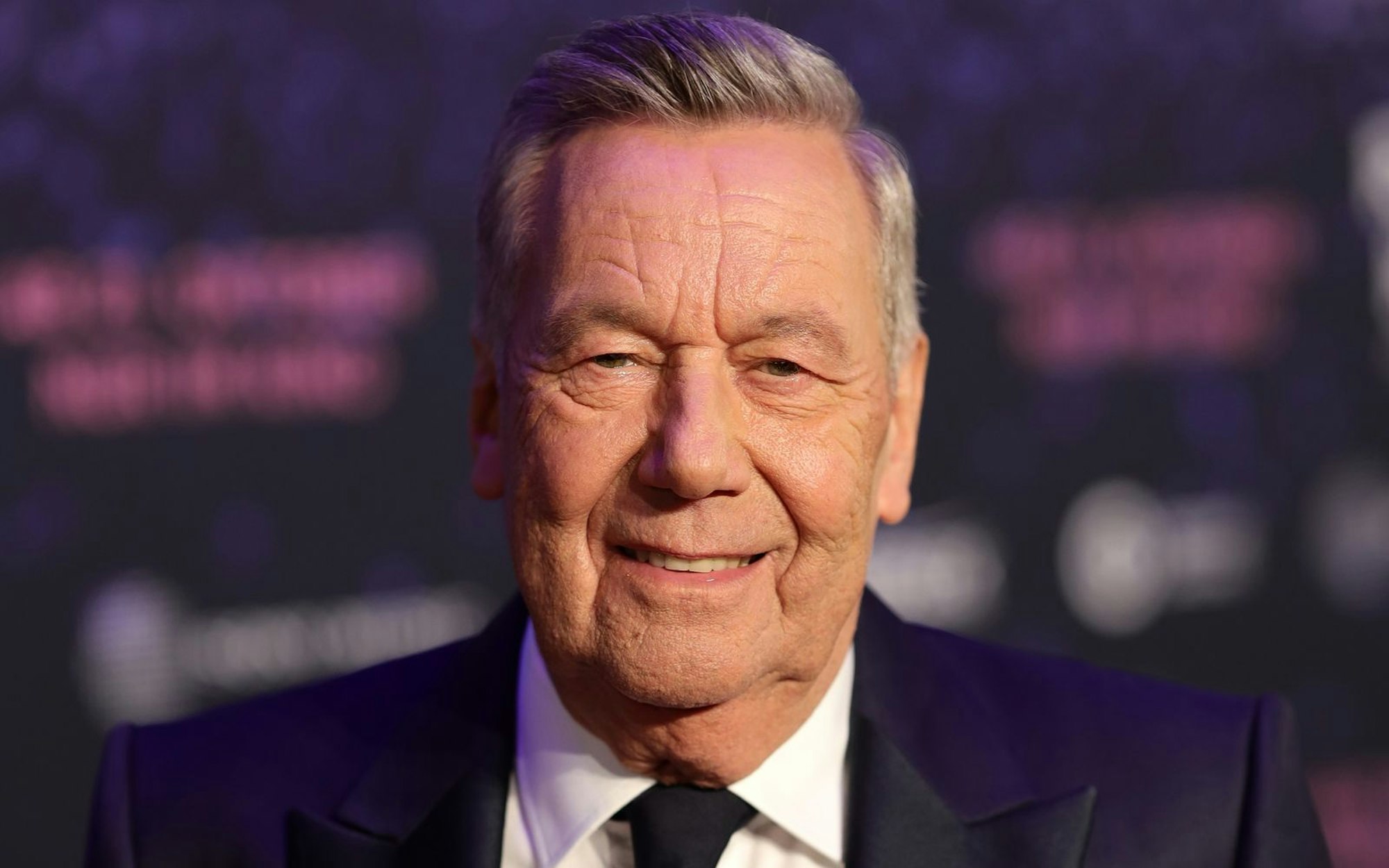 Seit fünf Jahrzehnten mischt Roland Kaiser schon im Schlagergeschäft mit, mit „50 Jahre Roland Kaiser - Ein Leben für die Musik“ kommt nun ein Konzertfilm in die deutschen Kinos. (Bild: Joshua Sammer/Getty Images)
