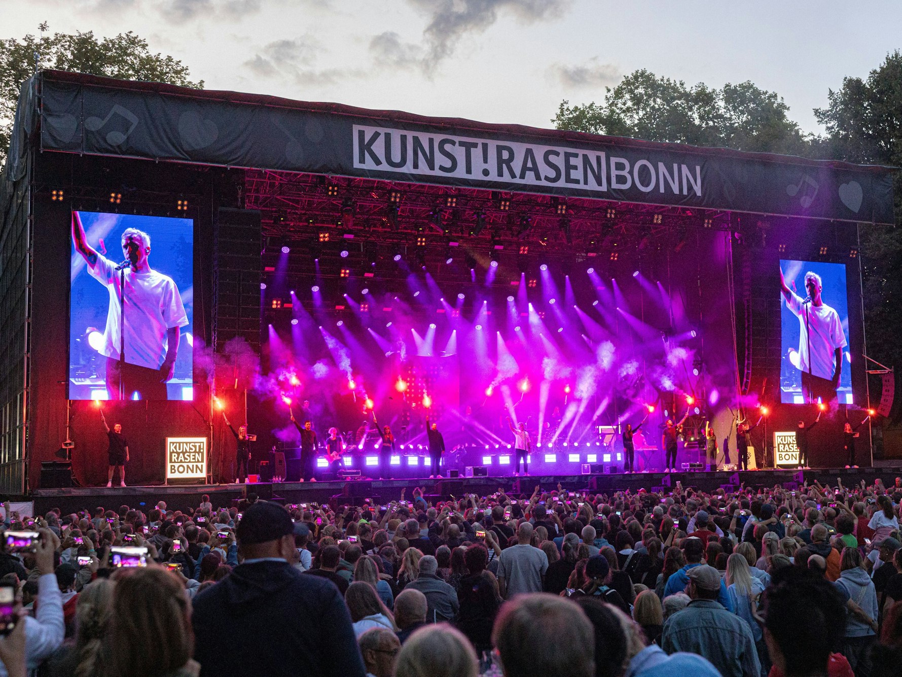 Eine Band tritt auf dem KunstRasen Bonn 2025 auf (Archivfoto).