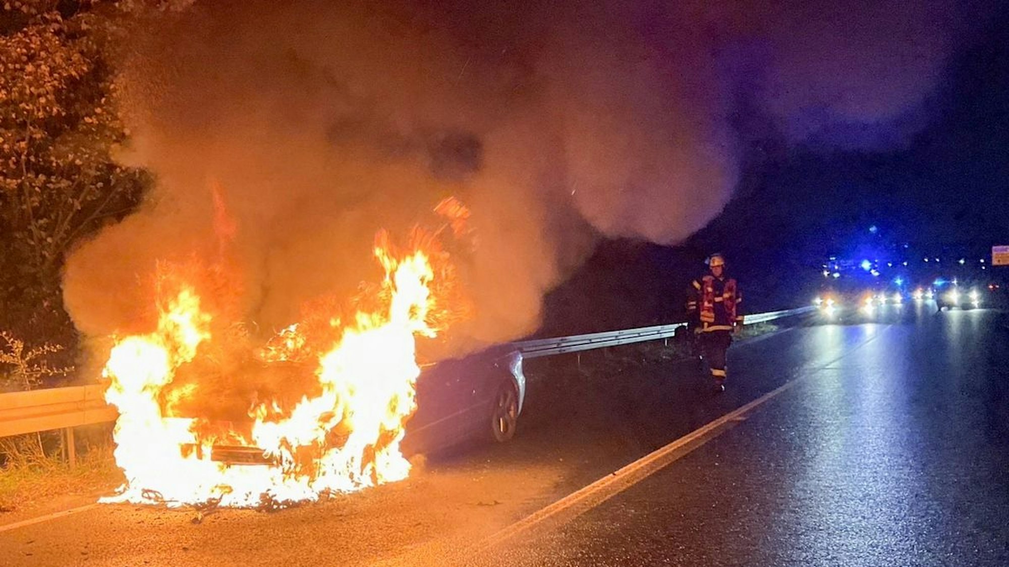 Ein ausgebrannter Pkw steht am Straßenrand auf der Brackeler Straße in Dortmund.