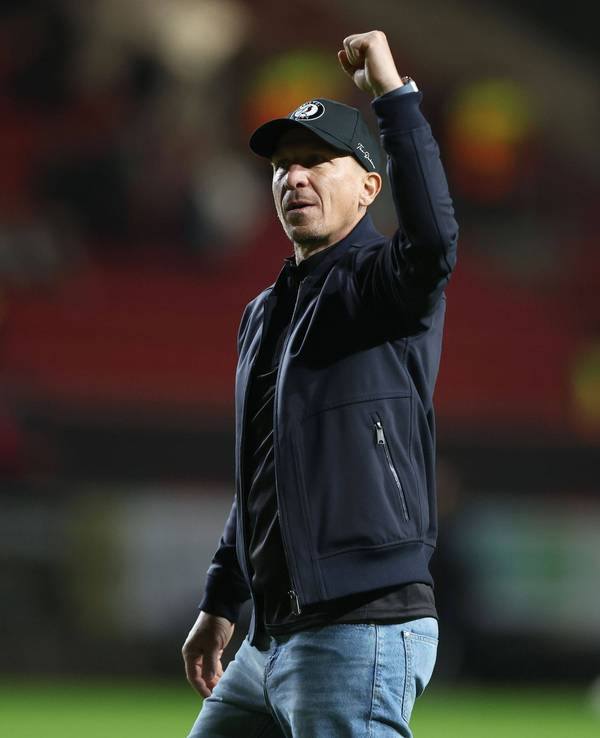 Gerhard Struber jubelt nach dem Sieg von Bristol City über den FC Southampton und streckt die Faust nach oben.
