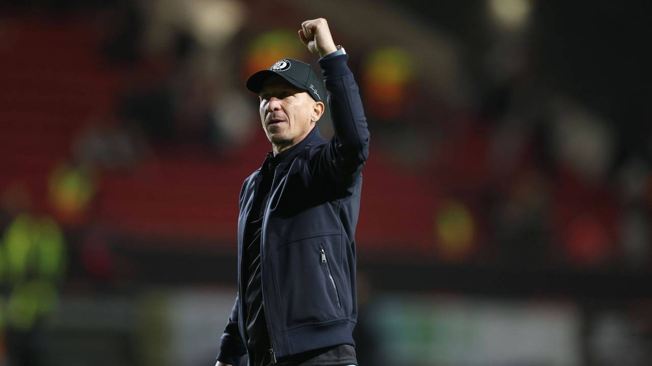 Gerhard Struber jubelt nach dem Sieg von Bristol City über den FC Southampton und streckt die Faust nach oben.