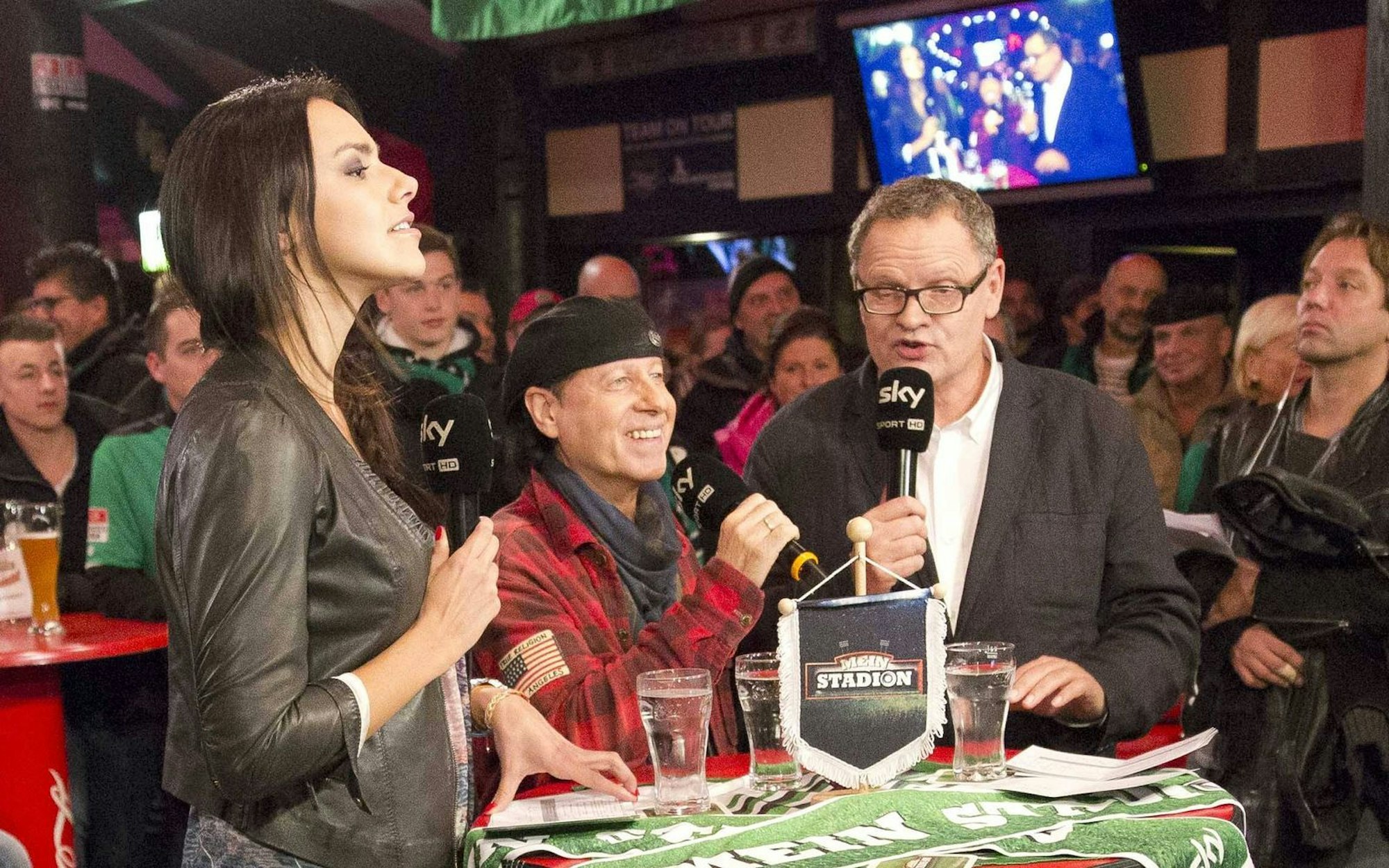 Gemeimnsam mit Ulli Potofski moderierte Esther Sedlaczek von 2011 bis 2014 die Bundesliga-Sendung „Mein Stadion“. Hier zu Gast: Klaus Meine, Sänger der Hard-Rock-Formation Scorpions. (Bild: IMAGO / Joachim Sielski)