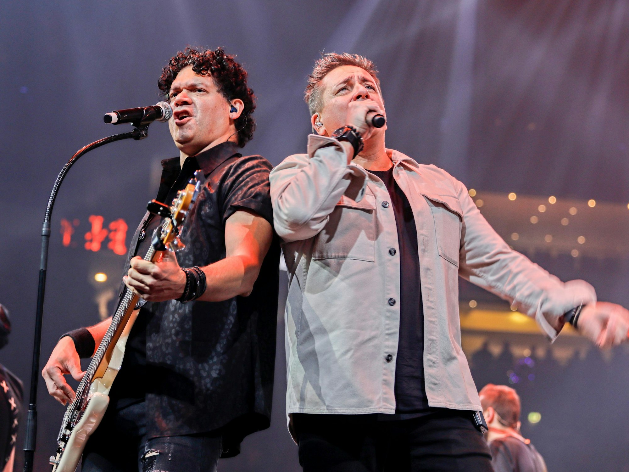 Micky Nauber und Heleno Castro singen auf der Bühne.