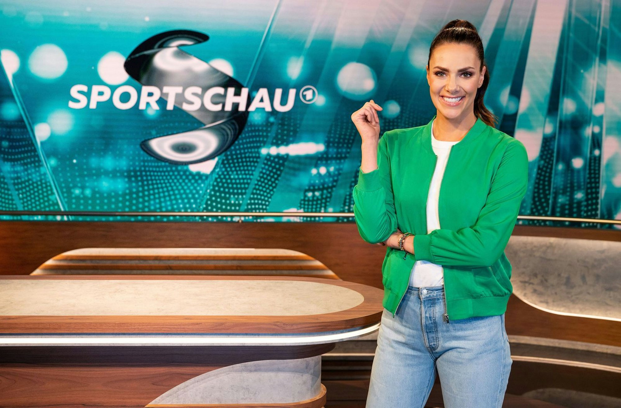 Seit 2021 moderiert Esther Sedlaczek die „Sportschau“ im Ersten, als vierte Frau überhaupt. (Bild: WDR / Annika Fußwinkel)