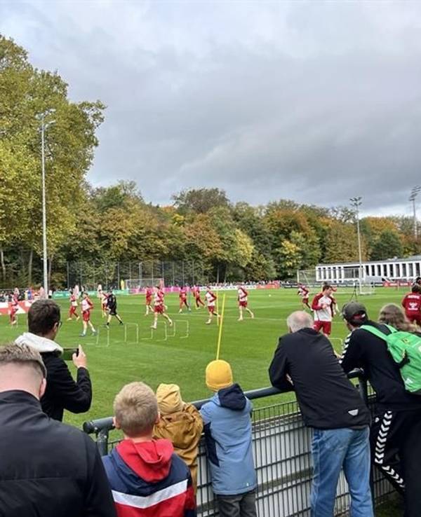 Hunderte Fans schauen beim FC-Training zu.