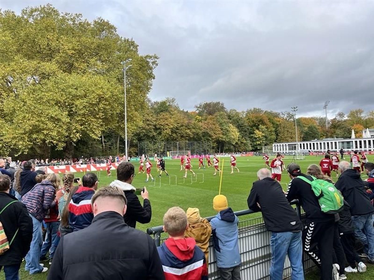 Hunderte Fans schauen beim FC-Training zu.