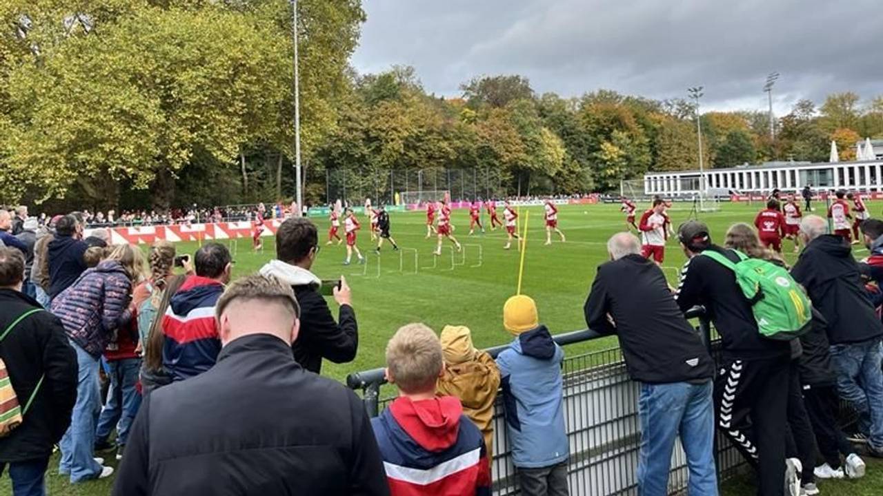 Hunderte Fans schauen beim FC-Training zu.