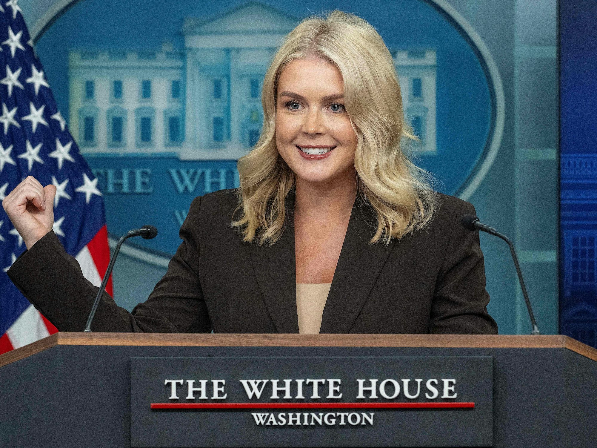 Karoline Leavitt spricht bei einer Pressekonferenz im Weißen Haus.