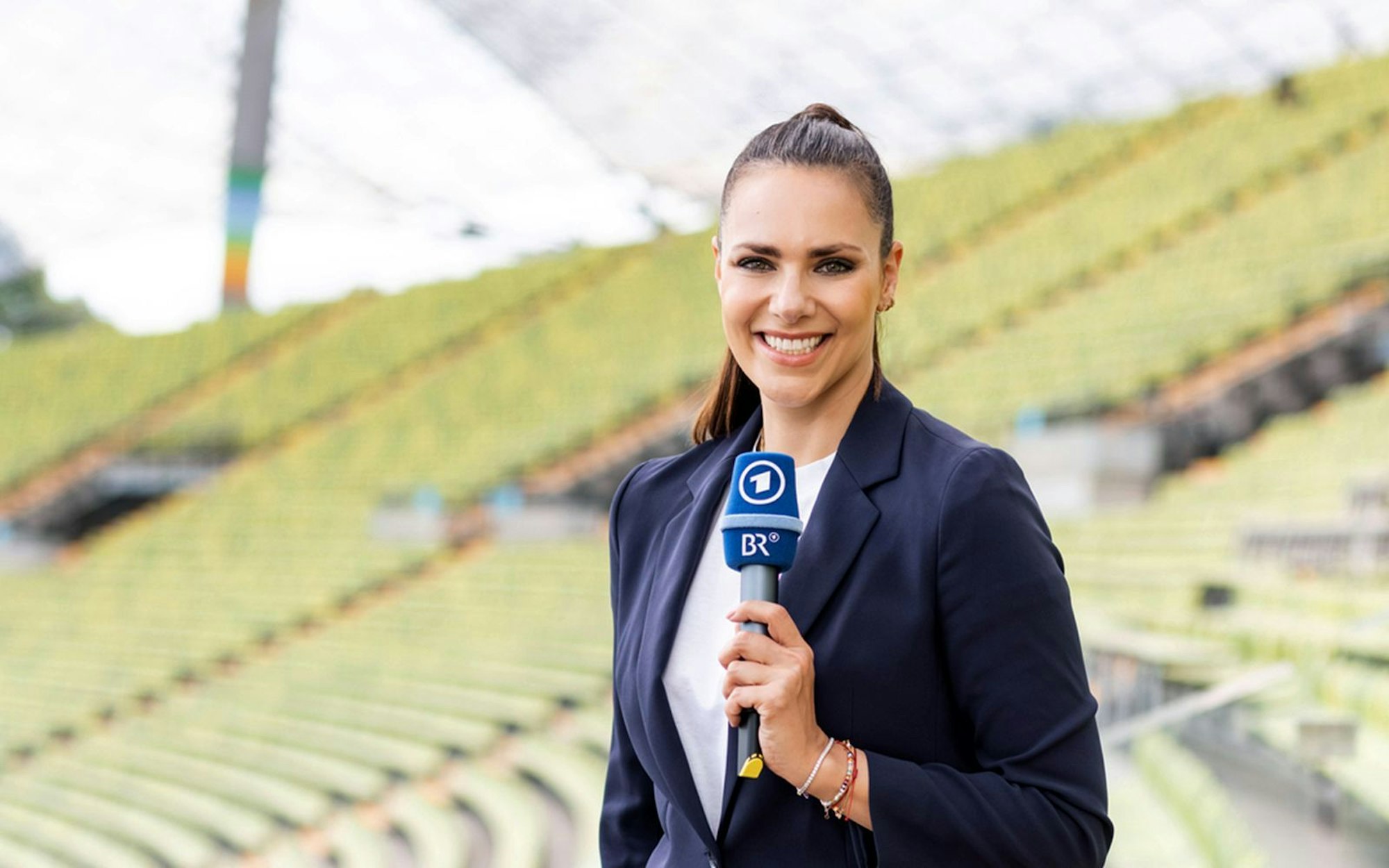 Esther Sedlaczek moderiert am 22. Oktober erstmals den TV- und Streaming-Preis „Blauer Panther“. (Bild: ARD/BR / Markus Konvalin)