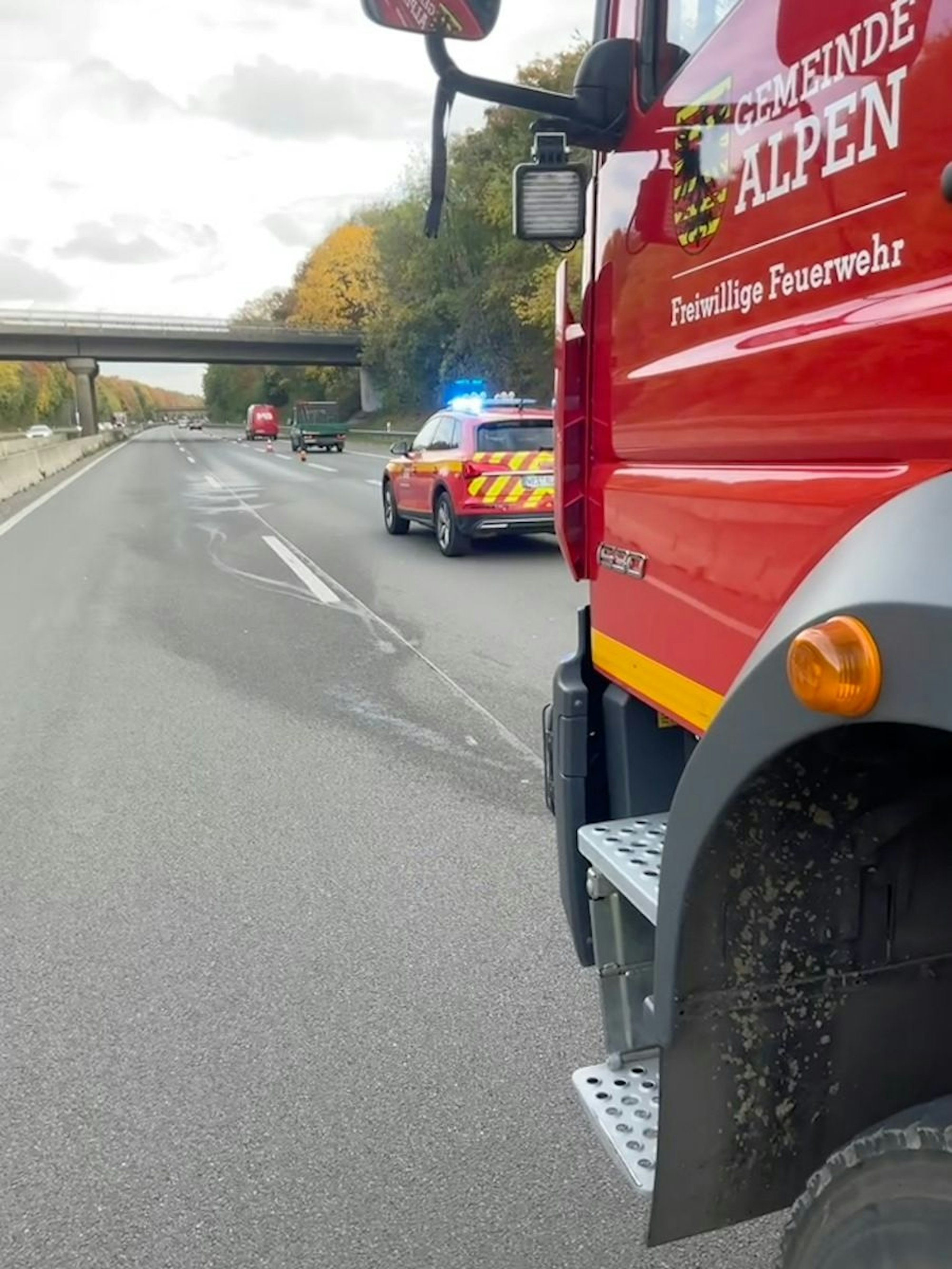 Die Einsatzkräfte der Feuerwehr sichern eine Ölspur auf der A57.