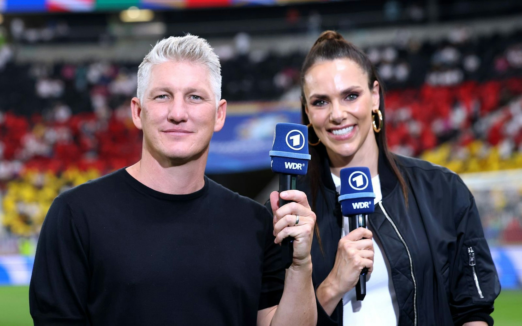 Für die ARD ist Esther Sedlaczek auch als Reporterin am Rande von Fußballübertragungen im Einsatz. Ex-Fußballspieler und Weltmeister Bastian Schweinsteiger steht ihr als Experte für Fragen zur Verfügung. (Bild: 2024 Getty Images/Alexander Hassenstein)