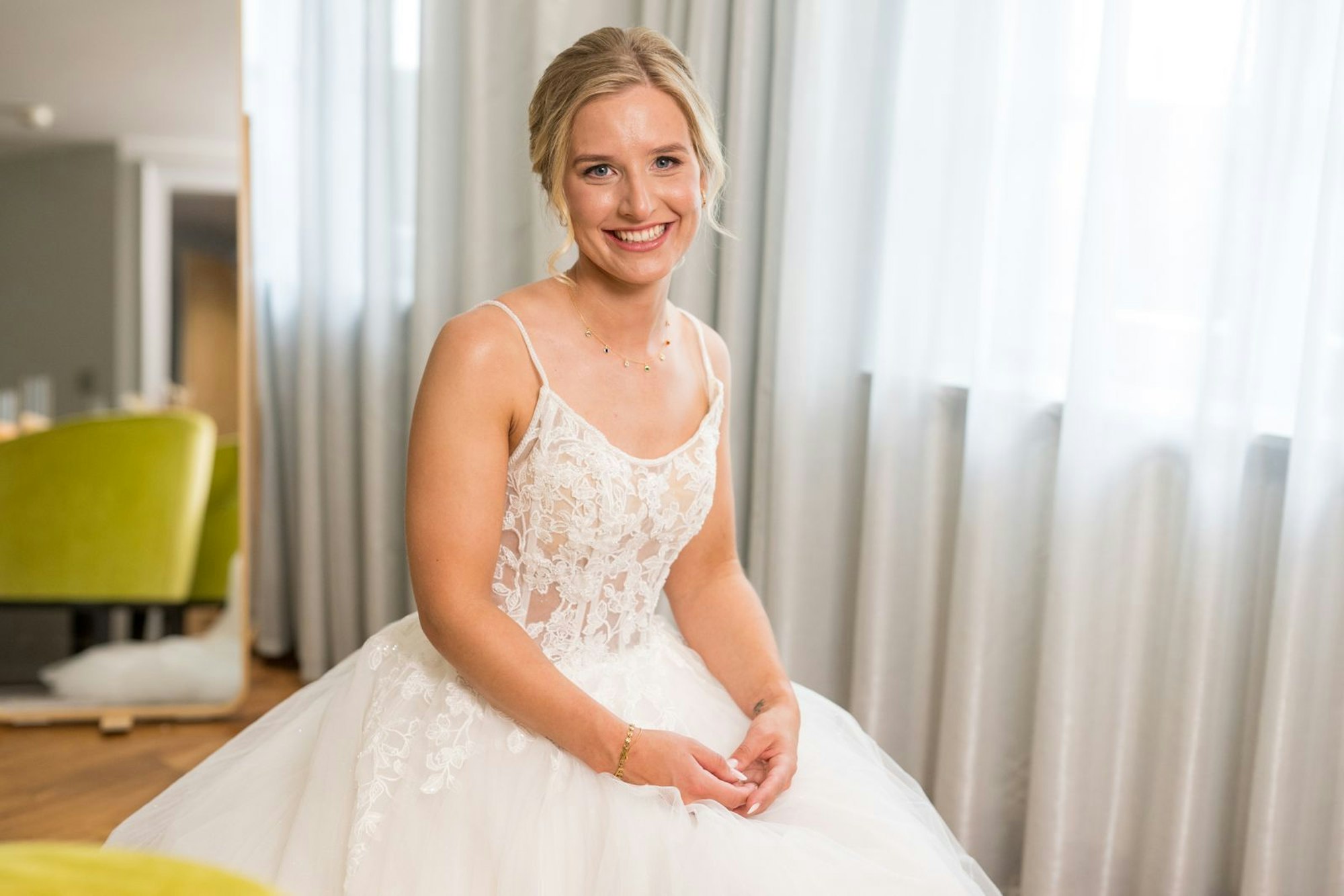 Lina freut sich riesig auf ihre Hochzeit. (Bild: Joyn / Markus Hertrich)