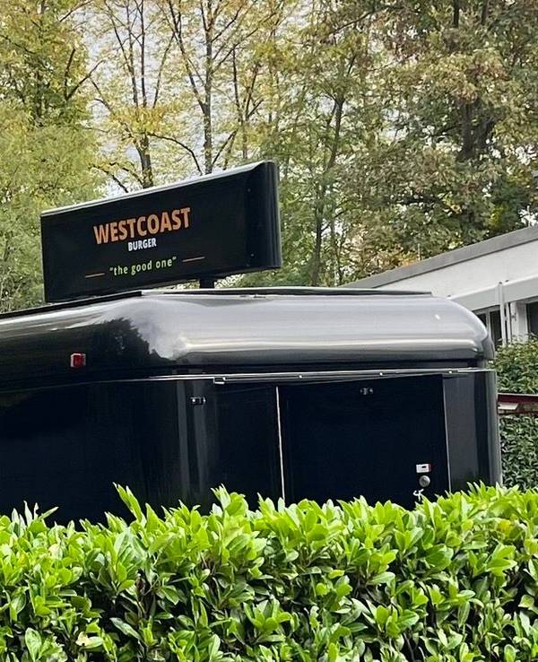Ein Burger-Truck auf dem Trainingsgelände des 1. FC Köln.