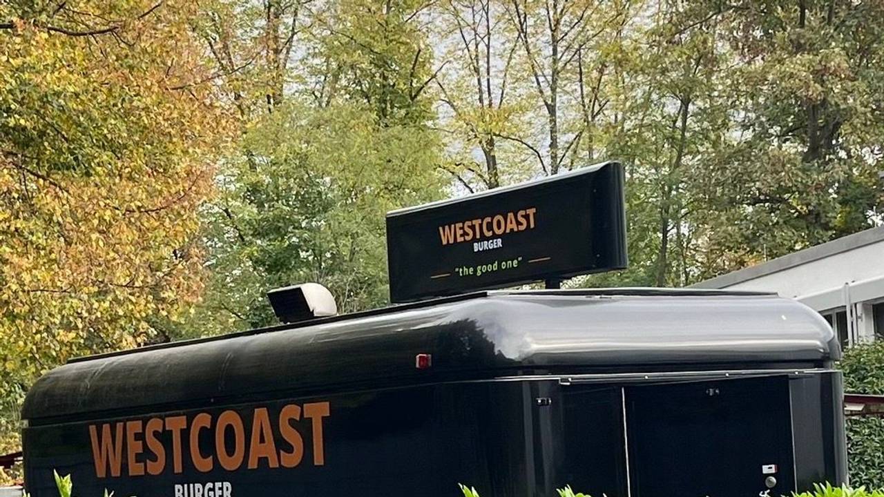 Ein Burger-Truck auf dem Trainingsgelände des 1. FC Köln.