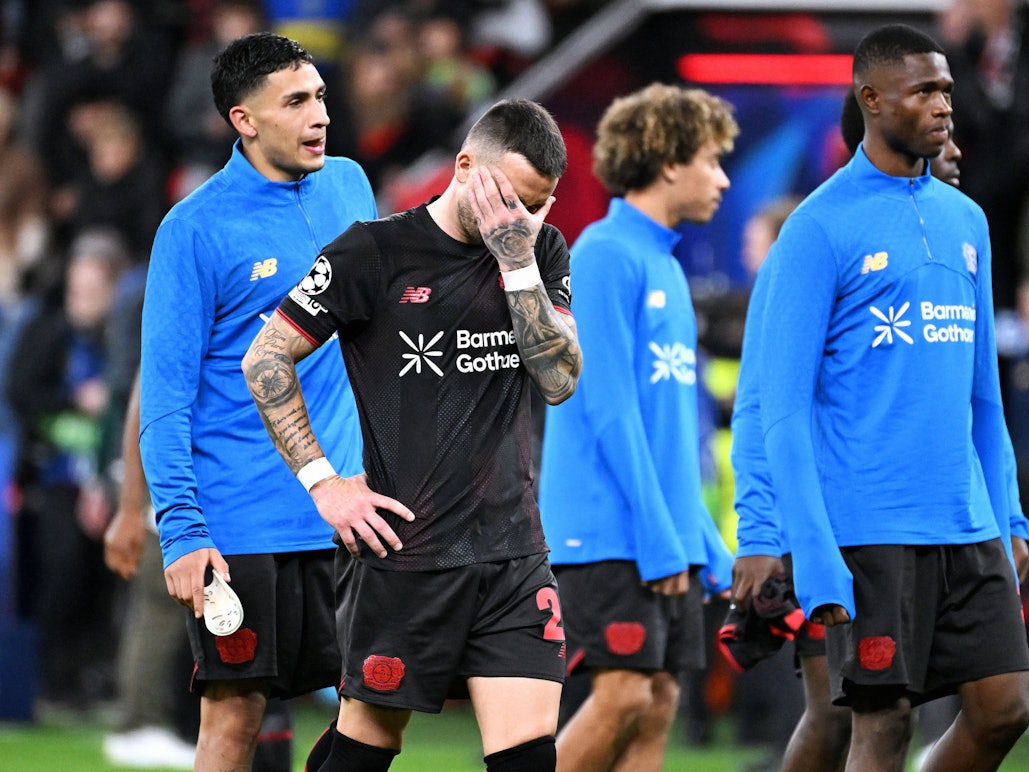 Ein bitter enttäuschter Aleix Garcia und die Ersatzspieler von Bayer Leverkusen nach dem Spiel in deer Champions League gegen Paris Saint-Germain.