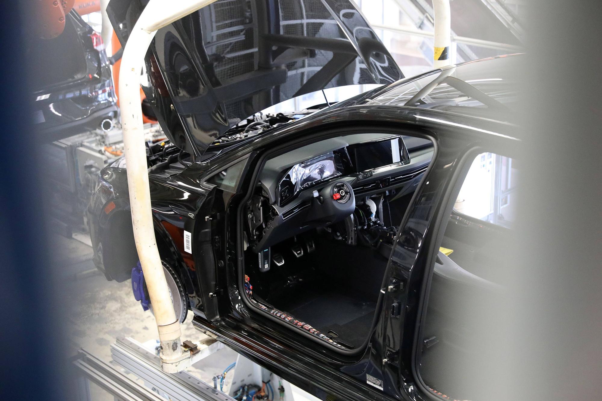 Blick auf die Fertigungslinie des Golf im VW-Werk in Wolfsburg: Am Mittwoch in einer Woche soll die Fertigung im Stammwerk ausgesetzt werden.