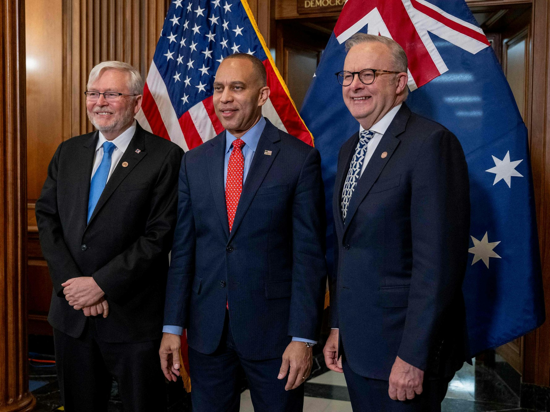 Der Vorsitzende der Minderheitsfraktion im US-Repräsentantenhaus, Hakeem Jeffries (Mitte), steht neben dem australischen Premierminister Anthony Albanese (rechts) und dem australischen Botschafter in den USA, Kevin Rudd.