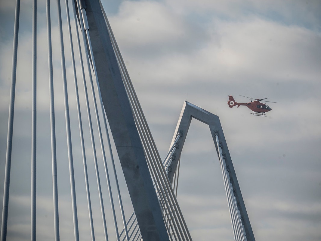 Auf den oben abgeschrägten Brückenpylonen liegt Schnee und Eis. Deshalb wurden die Autobahn 1 und der Brückenradweg gesperrt.