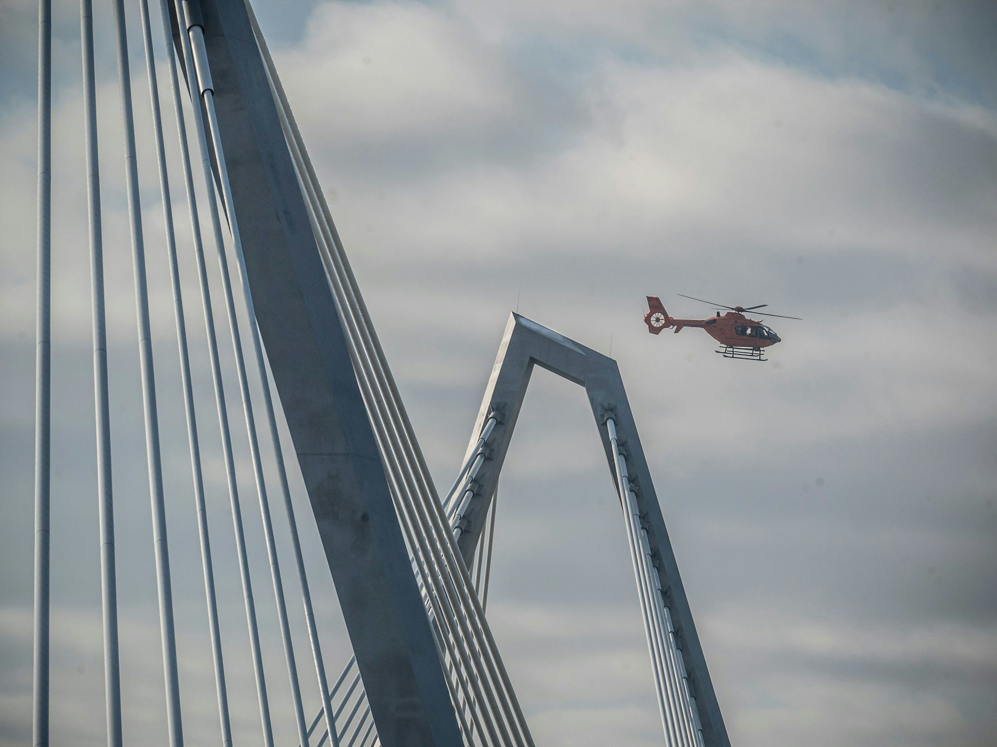 Auf den oben abgeschrägten Brückenpylonen liegt Schnee und Eis. Deshalb wurden die Autobahn 1 und der Brückenradweg gesperrt.