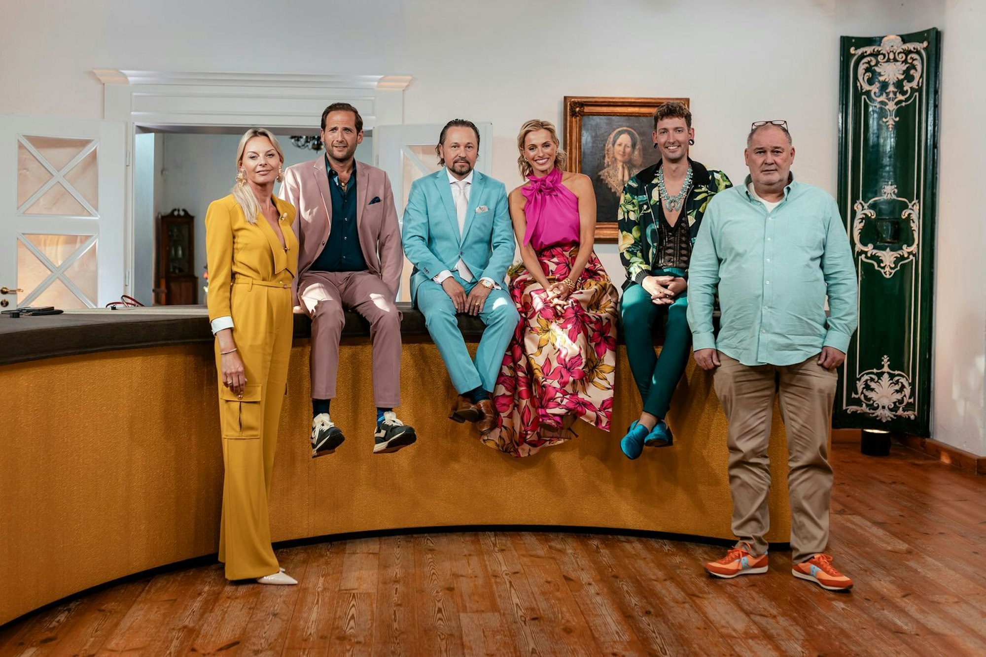 Das Händlerteam der aktuellen XXL-Ausgabe, von links: Susanne Steiger, Julian Schmitz-Avila, Wolfgang Pauritsch, Dr. Elisabeth „Lisa“ Nüdling, Fabian Kahl und Walter „Waldi“ Lehnertz. (Bild: ZDF / Eugen Shkolnikov)