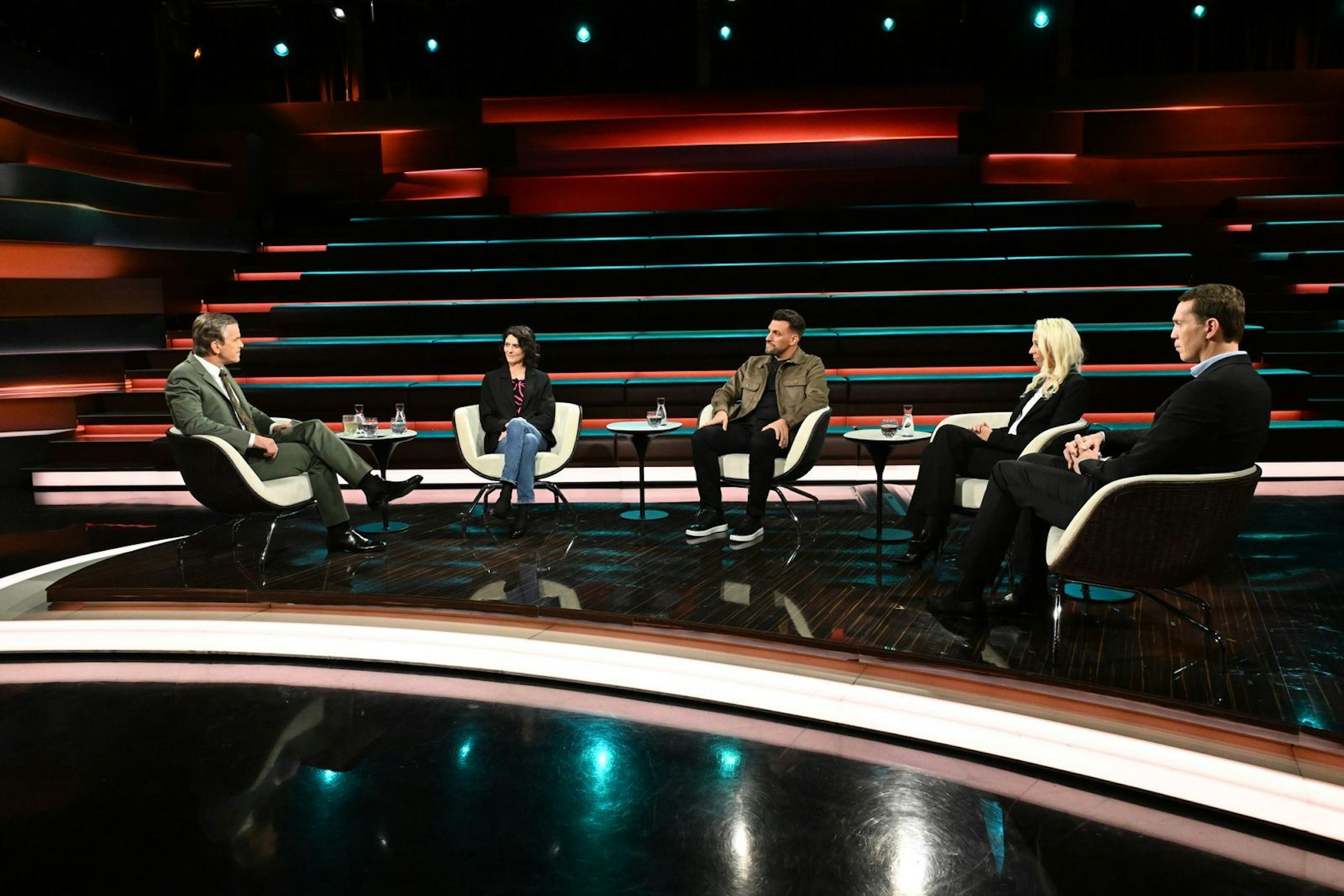 Am Dienstagabend diskutierte Markus Lanz (links) mit Schulleiterin Barbara Mächtle (zweite von links), Schulleiter Engin Çatik (Mitte), Elternrätin Katja Rininsland (zweite von rechts) und SPD-Politiker Steffen Burchhardt. (Bild: ZDF / Cornelia Lehmann)