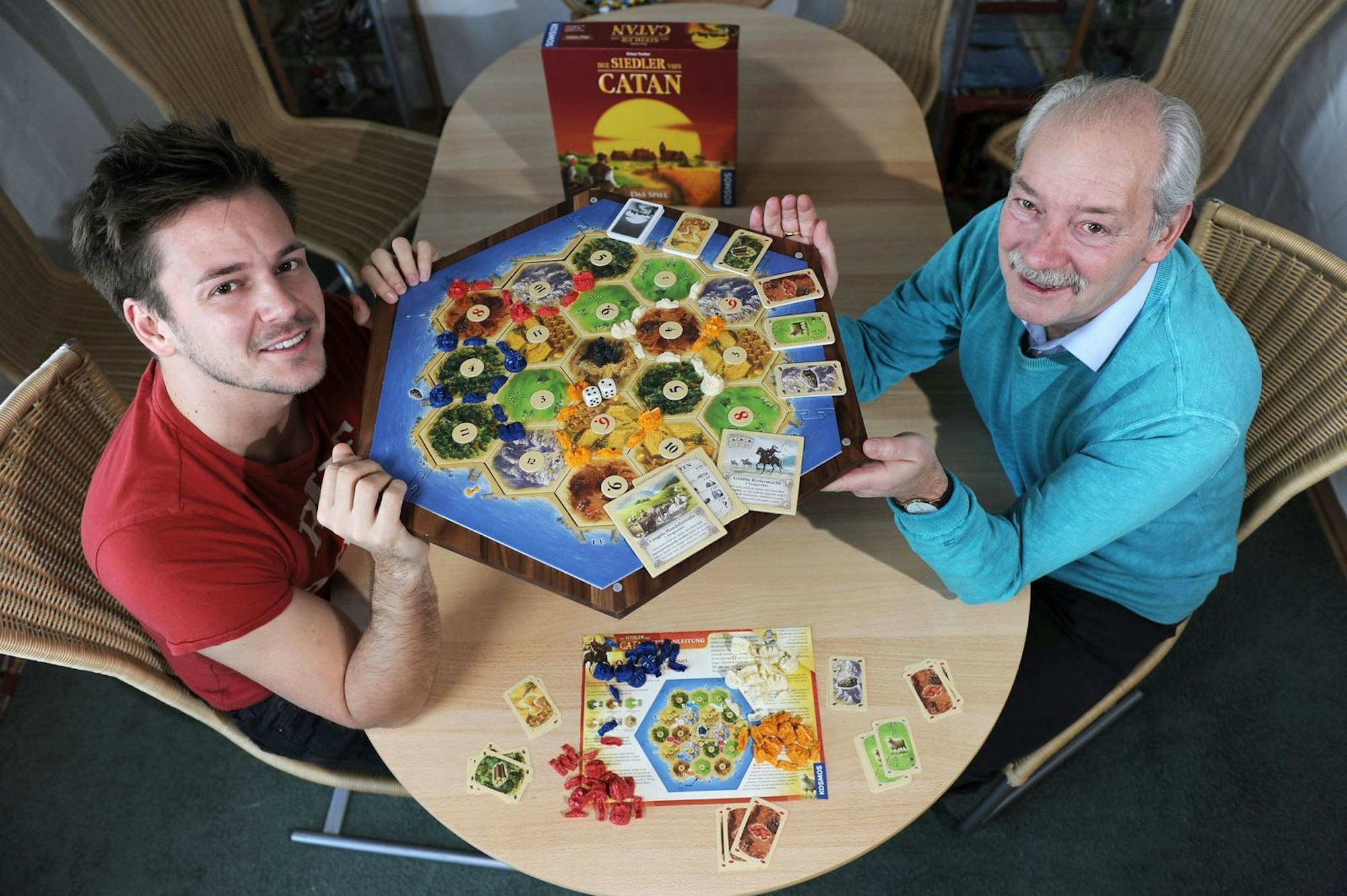 Der 2023 verstorbene Spieleautor Klaus Teuber (rechts) erfand das Brettspiel „Die Siedler von Catan“, sein Sohn Benjamin (Bild) ist nun an der Produktion der Netflix-Adaptionen beteiligt. (Bild: IMAGO / brennweiteffm)