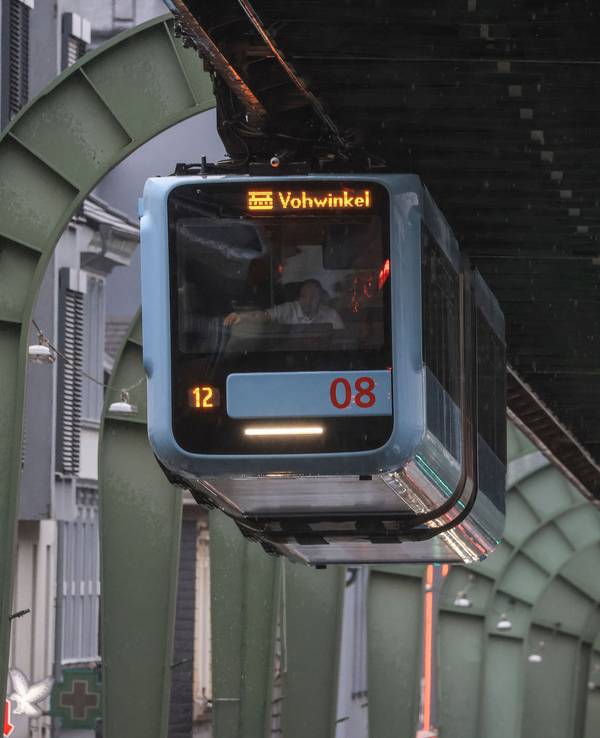 Ein Zug der Wuppertaler Schwebebahn fährt über einer Straße im Stadtteil Vohwinkel.