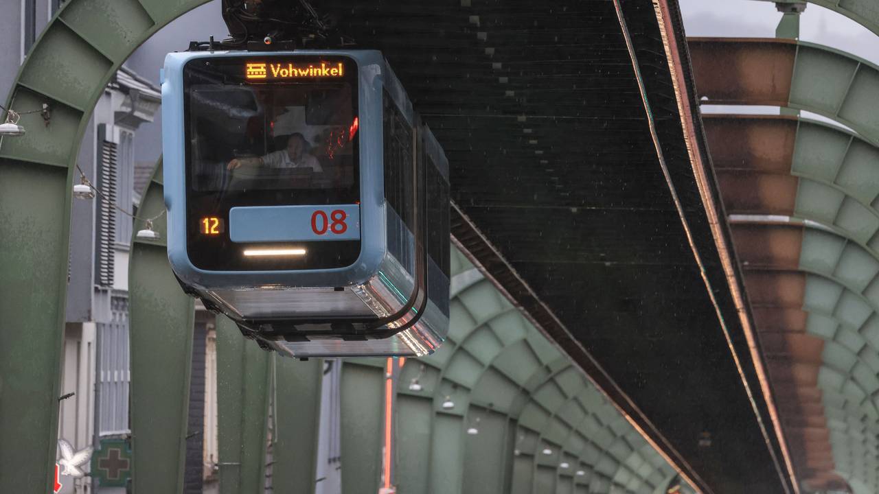 Ein Zug der Wuppertaler Schwebebahn fährt über einer Straße im Stadtteil Vohwinkel.