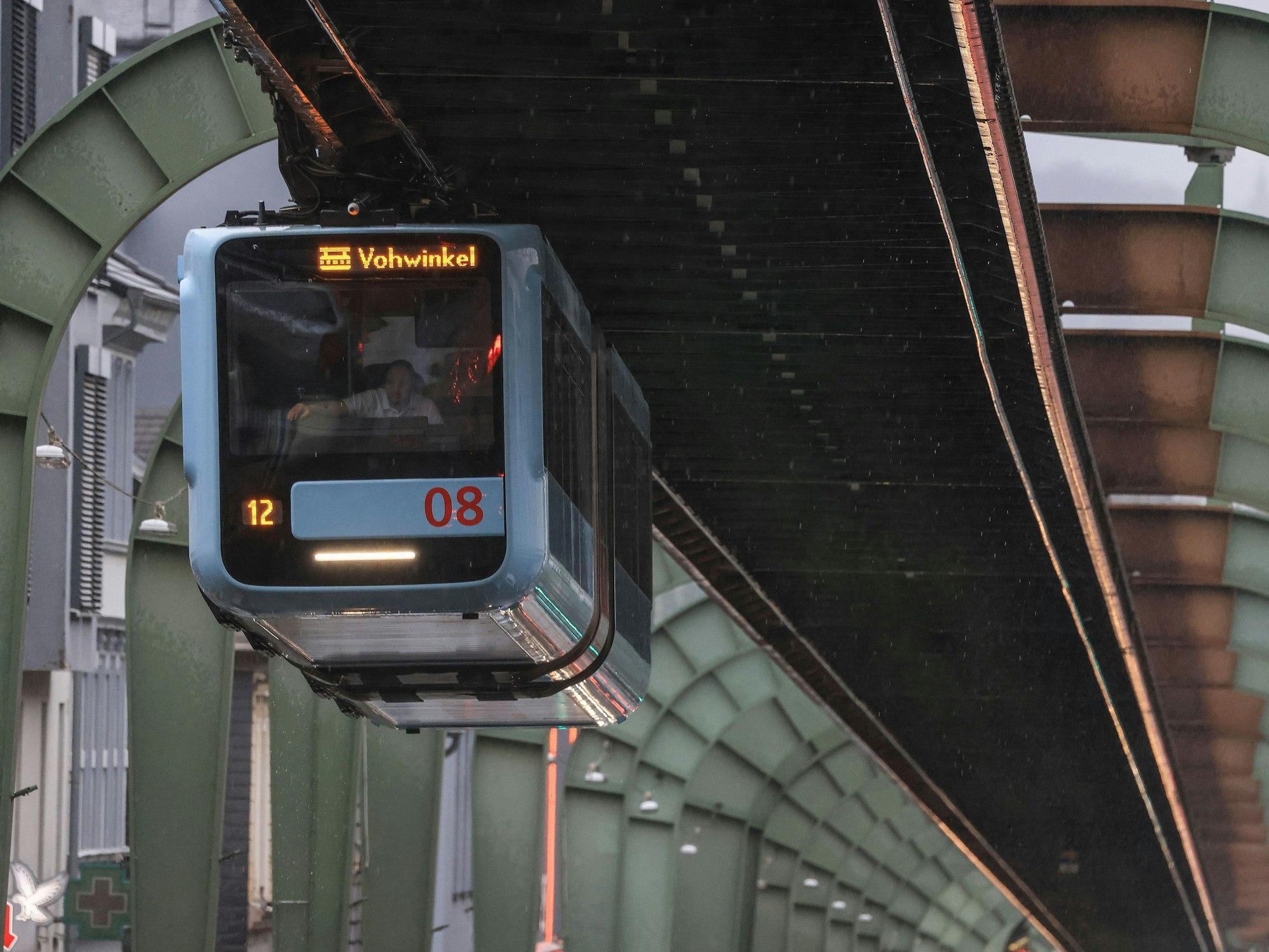 Ein Zug der Wuppertaler Schwebebahn fährt über einer Straße im Stadtteil Vohwinkel.