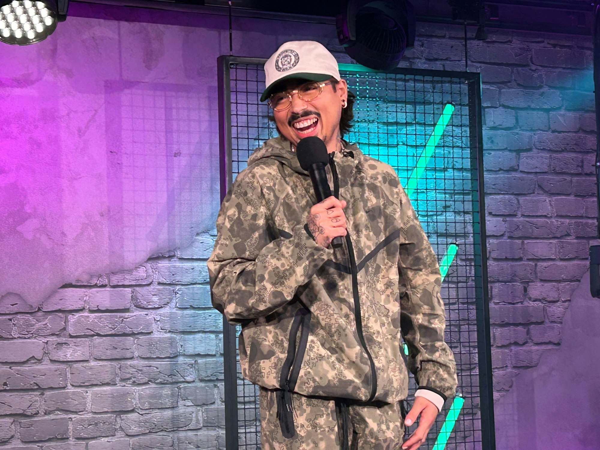 Tony Bauer steht auf der „Nightwash“-Bühne.