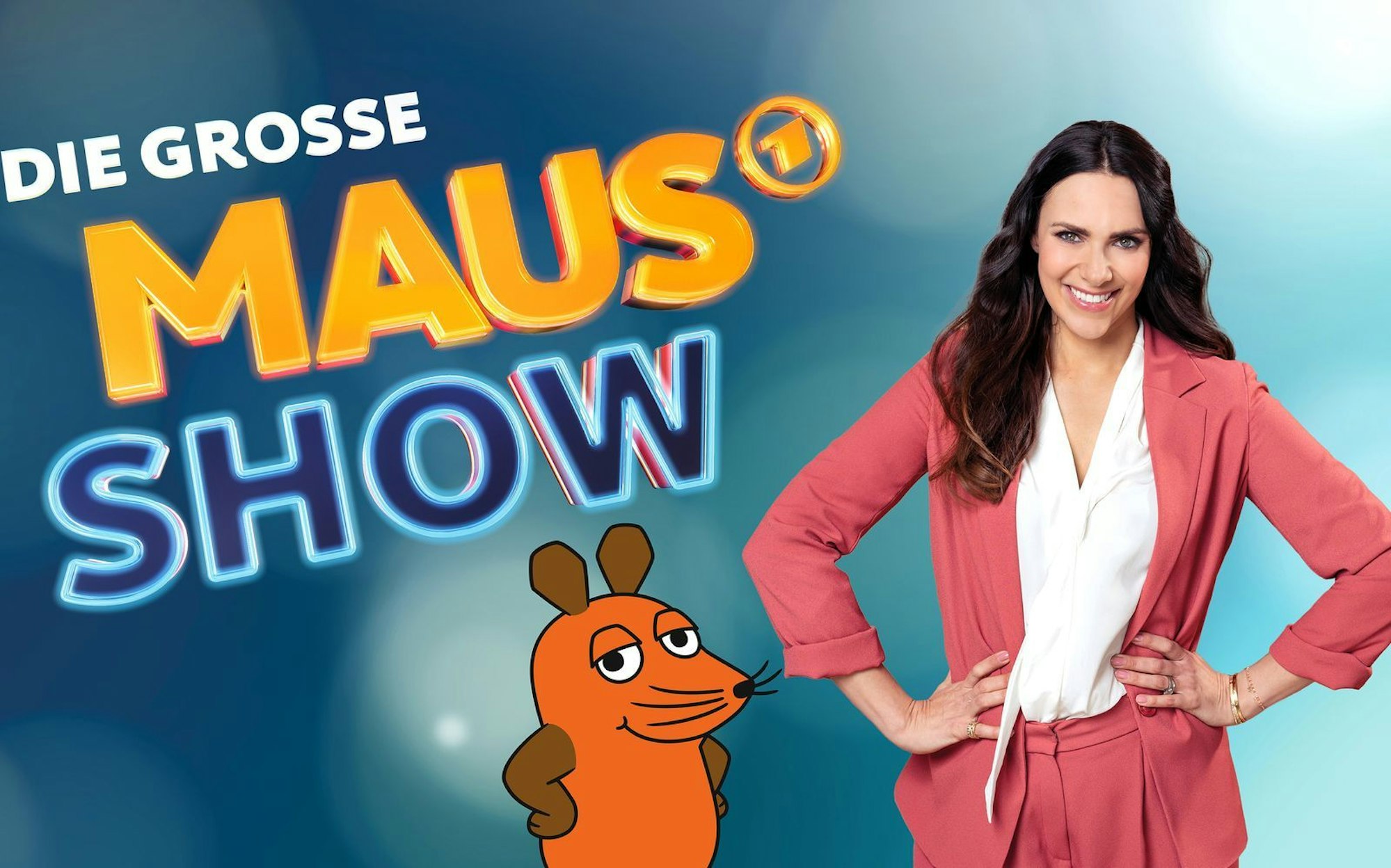 Esther Sedlaczek weiß nicht nur über Fußball bescheid, seit 2023 moderiert sie auch die ARD-Samstagabendsendung „Die große Maus-Show“. (Bild: WDR/Ben Knabe/Trickstudio Lutterbeck)