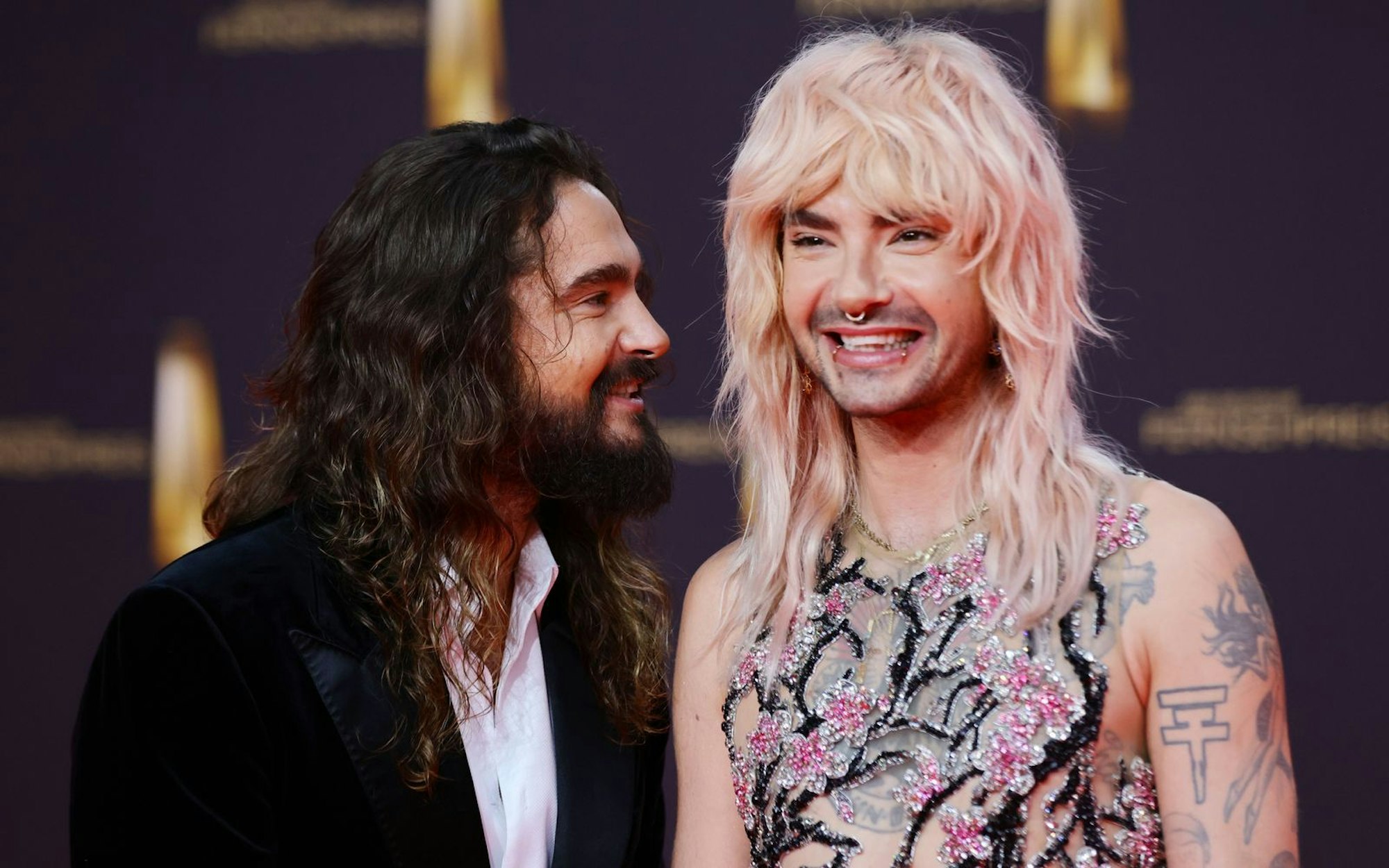 Tom und Bill (links) Kaulitz haben in ihrem Podcast „Kaulitz Hills - Senf auf Hollywood“ von ihrem Besuch bei einer Auktions-Veranstaltung berichtet. (Bild: 2024 Getty Images/Joshua Sammer)