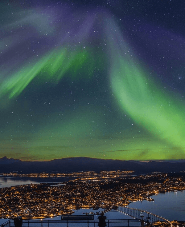 Das Bild zeigt die Polarlichter über der norwegischen Stadt Tromsø