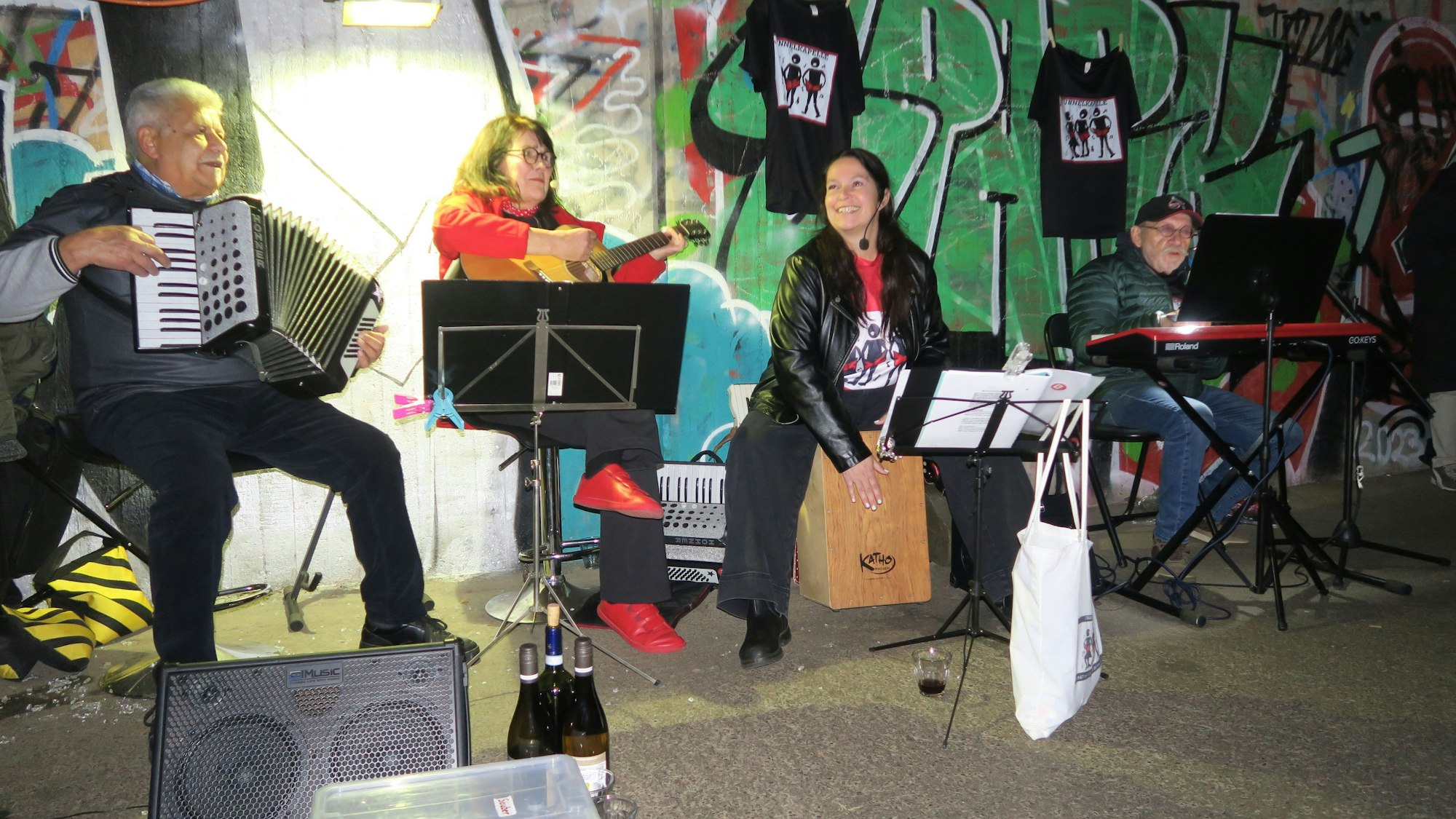 Zwei Musiker und zwei Musikerinnen spielen in einem Tunnel.