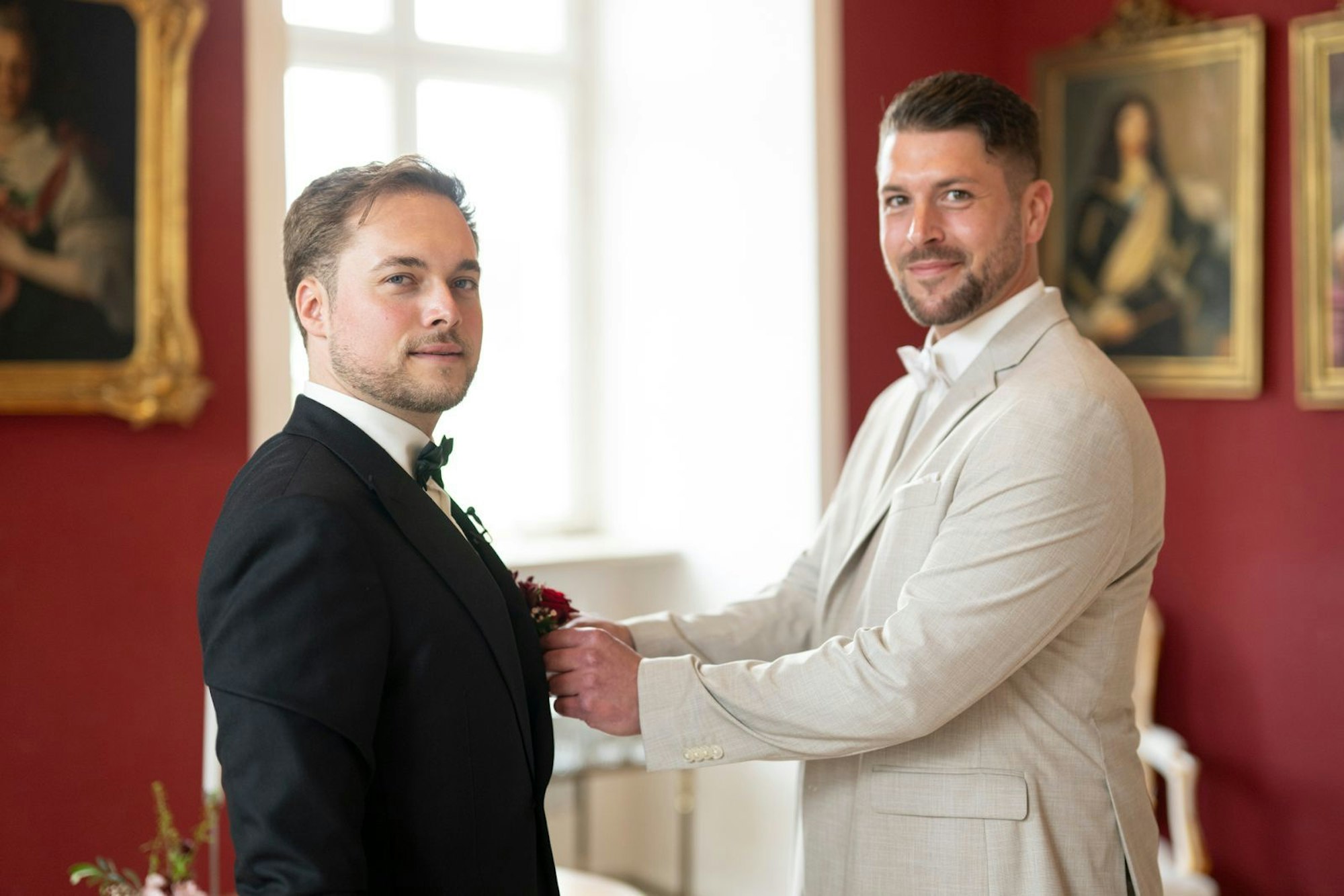 Der Trauzeuge (rechts) zupft Marlons Anzug zurecht, dann kann's losgehen. (Bild: Joyn / Markus Hertrich)