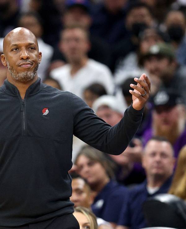 Chauncey Billups steht am Spielfeldrand und breitet die Arme aus.