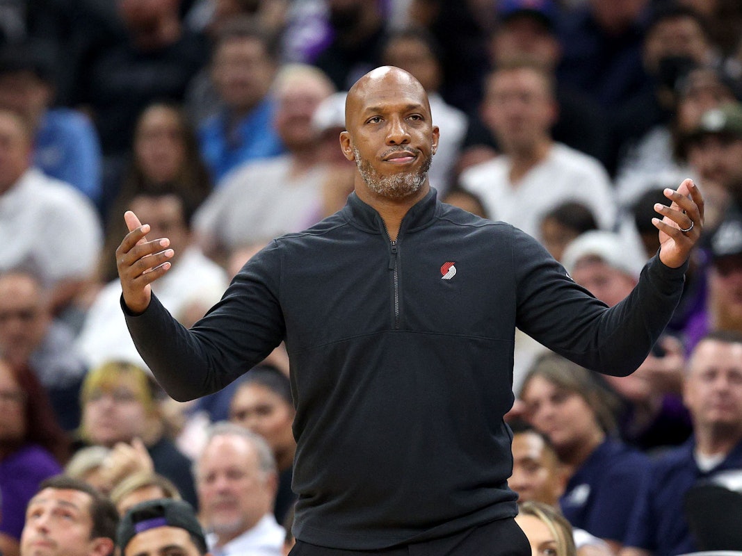 Chauncey Billups steht am Spielfeldrand und breitet die Arme aus.