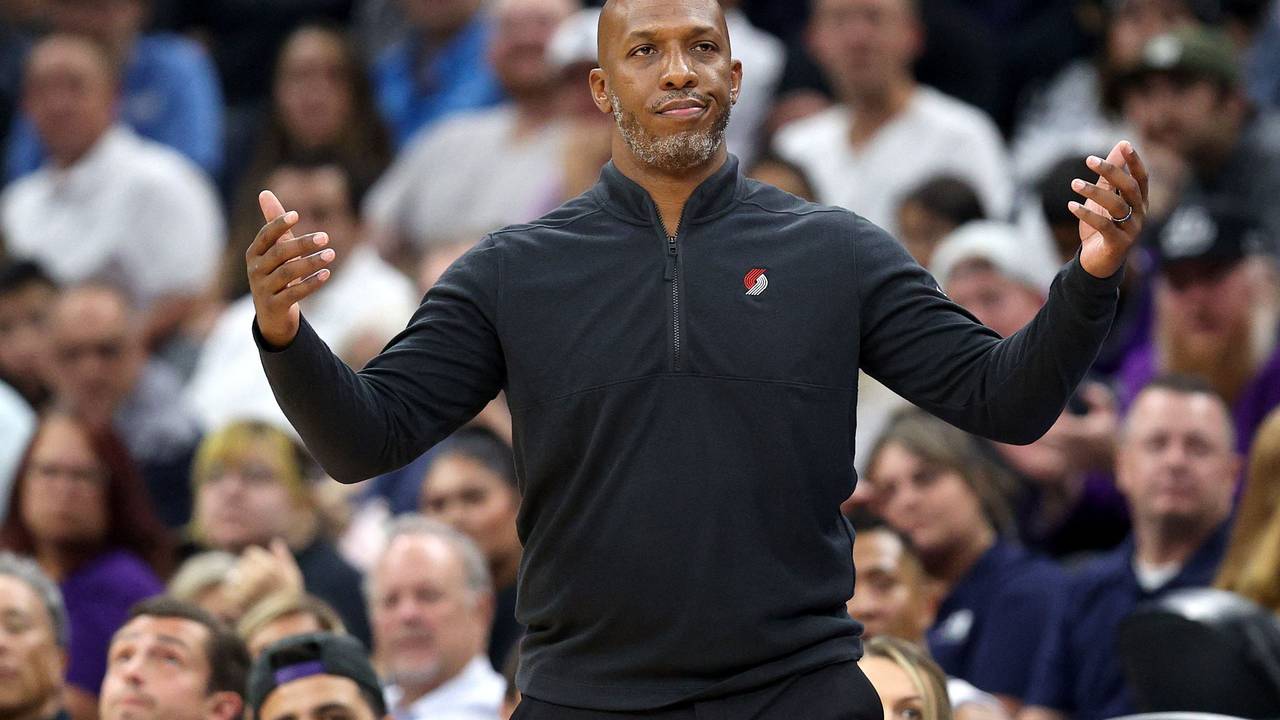 Chauncey Billups steht am Spielfeldrand und breitet die Arme aus.