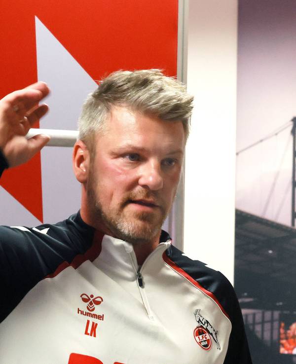 Lukas Kwasniok (1. FC Köln) am 23. Oktober 2025 auf der Pressekonferenz vor der Partie bei Borussia Dortmund.